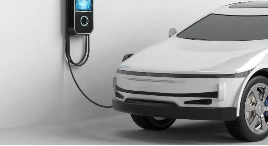 Cargador de coche eléctrico instalado en pared de garaje doméstico