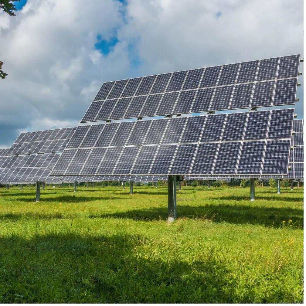 Instalación de paneles solares en una vivienda de Menorca