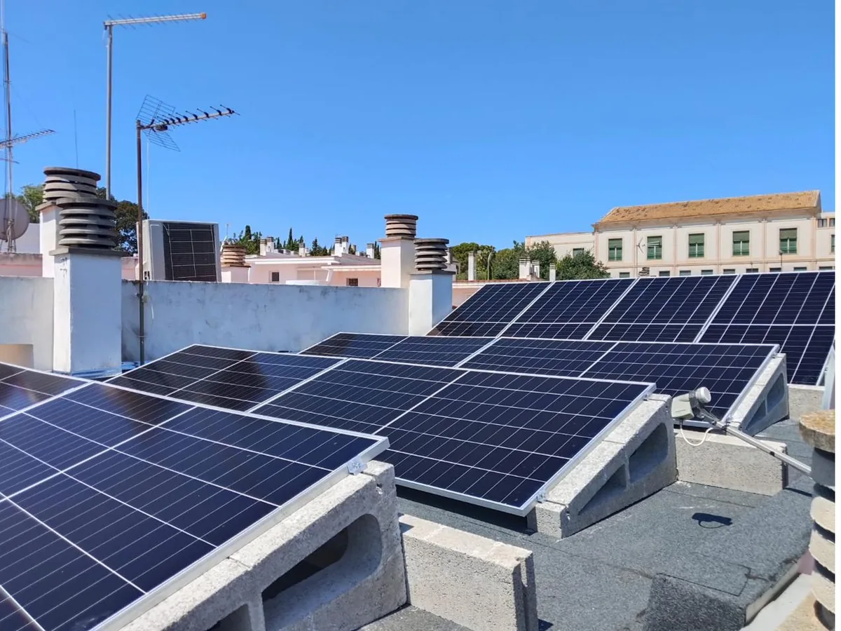 Instalación de paneles solares fotovoltaicos en cubierta plana con sistema coplanar lastrado en Mallorca