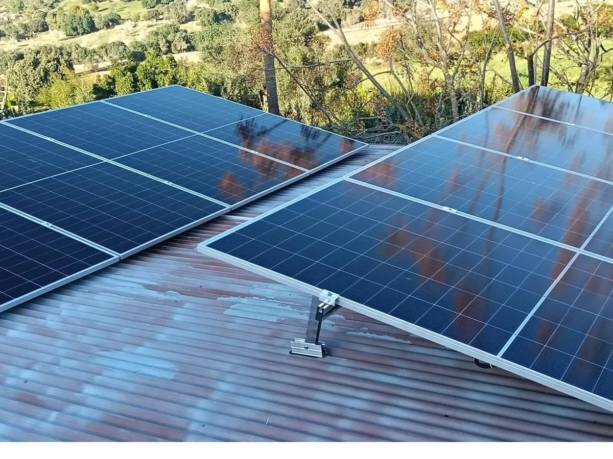 Instalación de paneles solares fotovoltaicos en tejado de teja árabe en finca rural de Mallorca