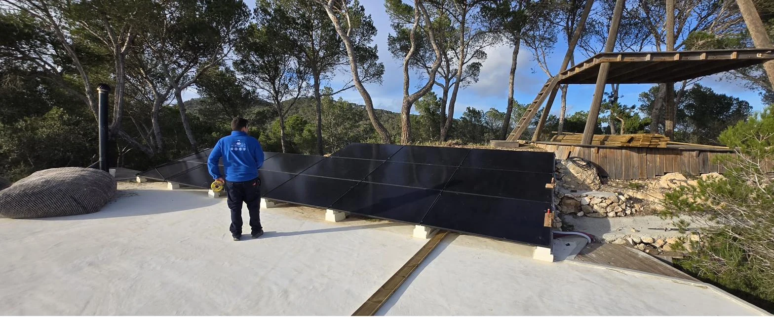 Técnico de Tecnicista instalando paneles solares