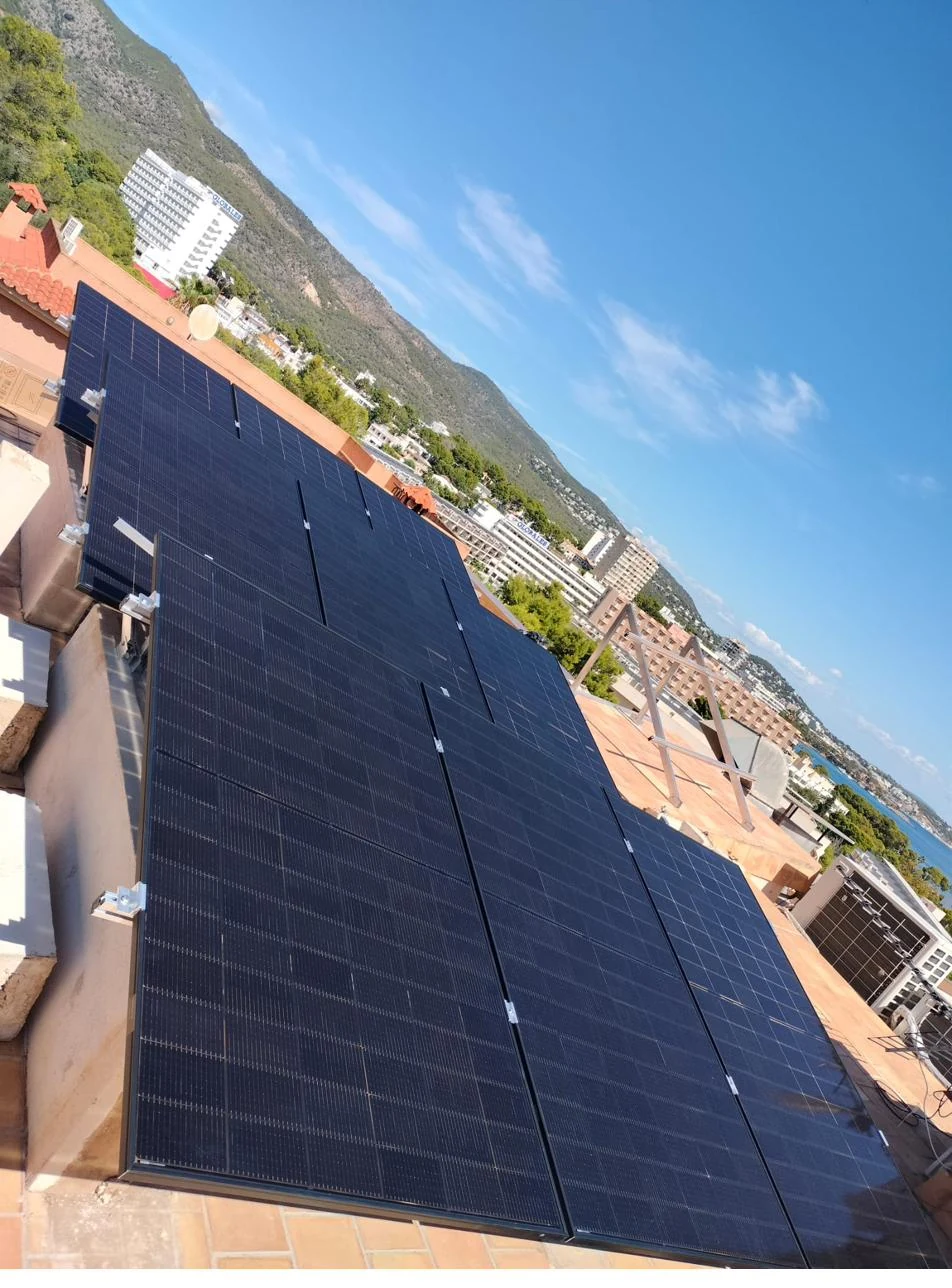 Paneles solares en vivienda con vistas al mar en Calvià