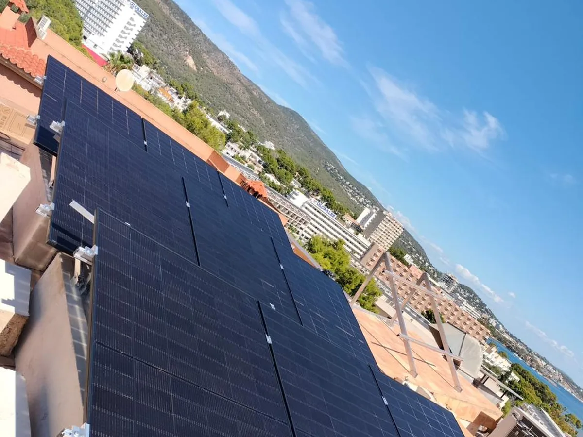 Instalación de placas solares en tejado de vivienda en Mallorca con vista al mar